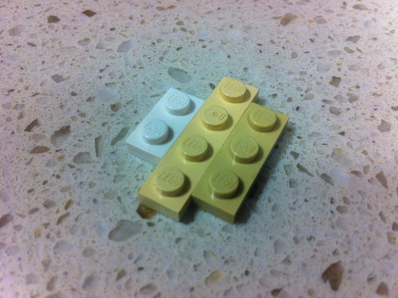 Một ví dụ về viên gạch LEGO màu trắng bị ngã màu sau thời gian dài. Nguồn ảnh: brickpicker.com