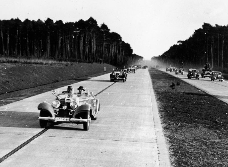 Những ngày đầu của đường cao tốc Autobahn: Từ Frankfurt đến Mannheim năm 1935. Ảnh: Fox Photos/Hulton Archive/Getty Images