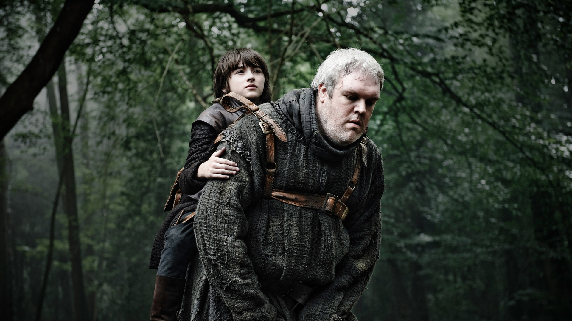 Hodor cõng Bran trên lưng trong phần lớn bộ phim