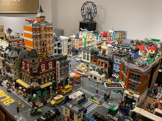 Ví dụ về 1 bộ sưu tập modular city của 1 bạn. Nguồn ảnh: lynmillerlachmann.com