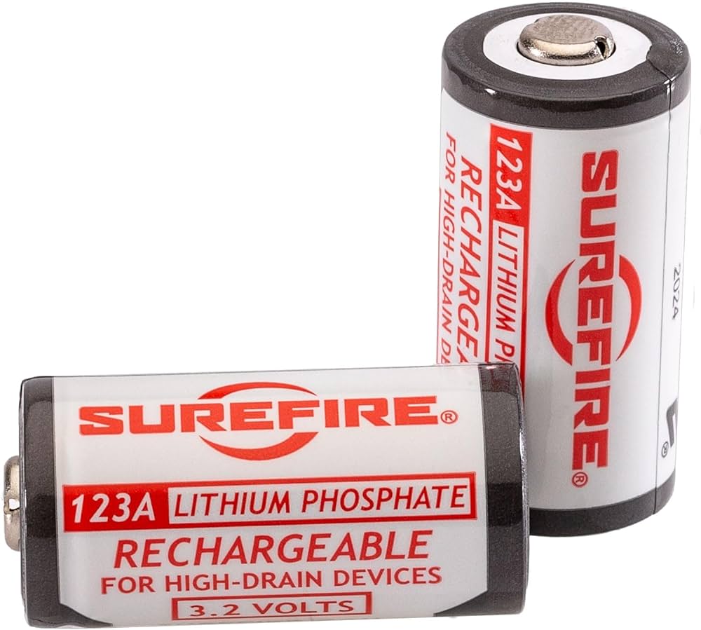 Ví dụ về pin CR123 của Surefire, cục mình hay dùng có màu đỏ nhưng do kiếm được ảnh cục trắng đẹp quá nên để cho đẹp.