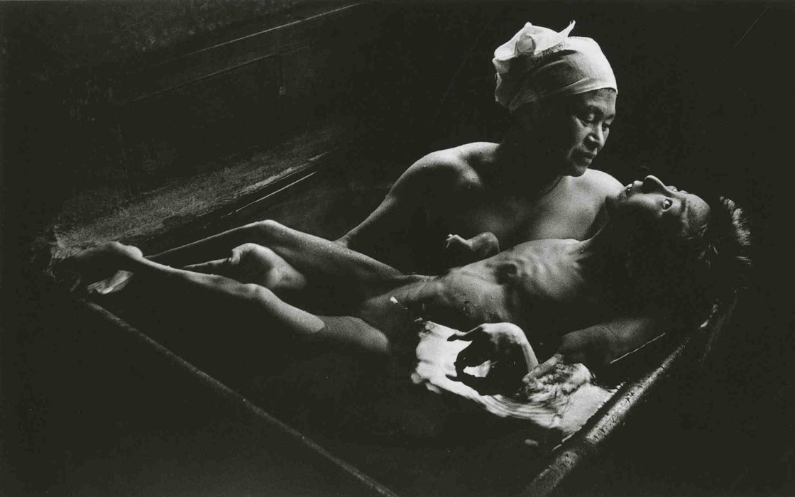 Bức ảnh Tomoko Uemura trong bồn tắm. Nhiếp ảnh gia W. Eugene Smith
